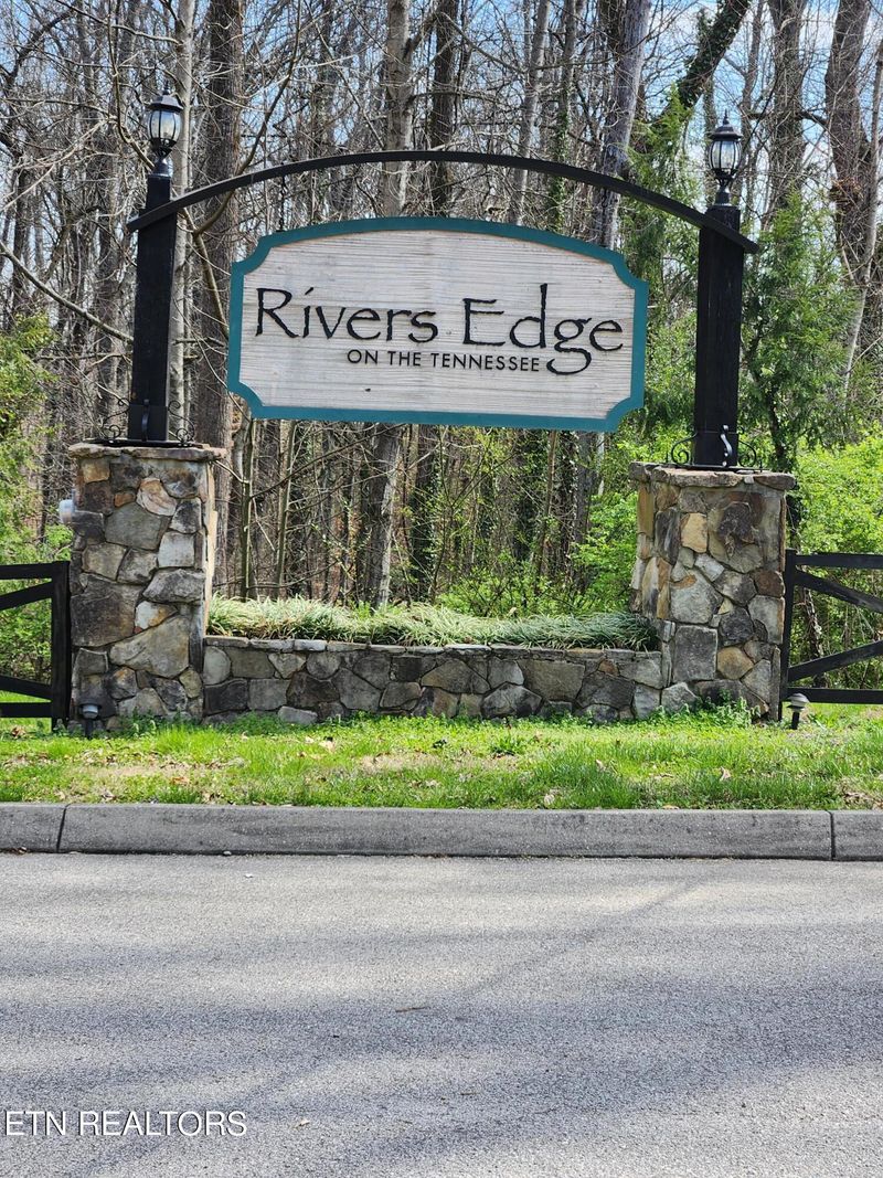 554 Quiet River Ln, Loudon, TN 37774