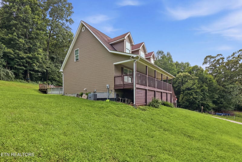 555 New Clear Branch Rd, Rocky Top, TN 37769