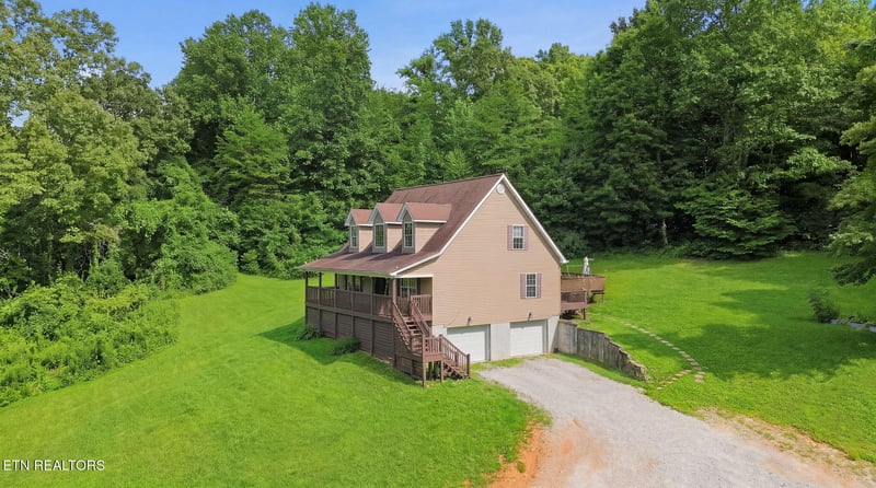 555 New Clear Branch Rd, Rocky Top, TN 37769