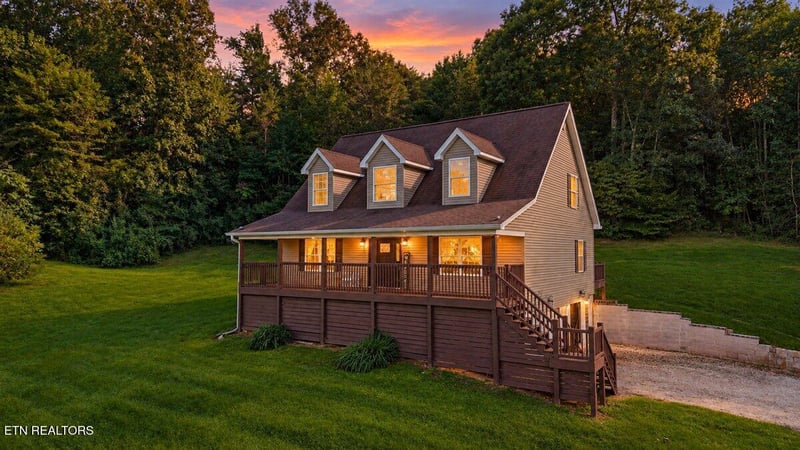555 New Clear Branch Rd, Rocky Top, TN 37769