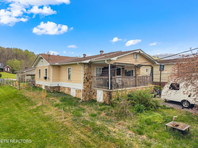 555 Poplar Ave, Jellico, TN 37762