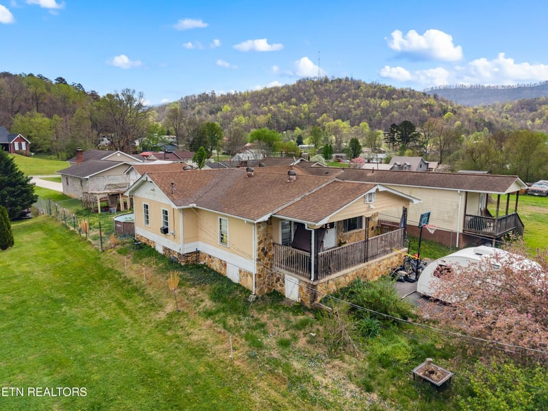 555 Poplar Ave, Jellico, TN 37762