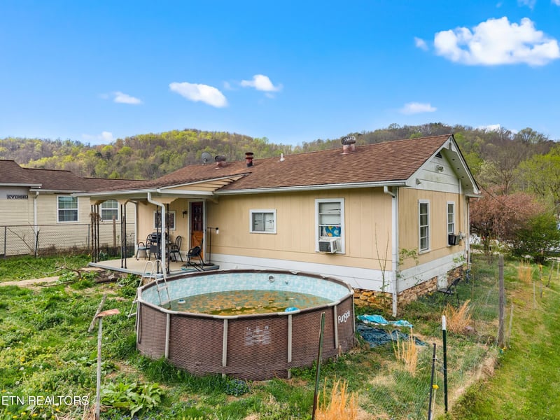 555 Poplar Ave, Jellico, TN 37762