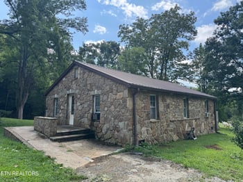 557 Half Moon Rd, Oliver Springs, TN 37840