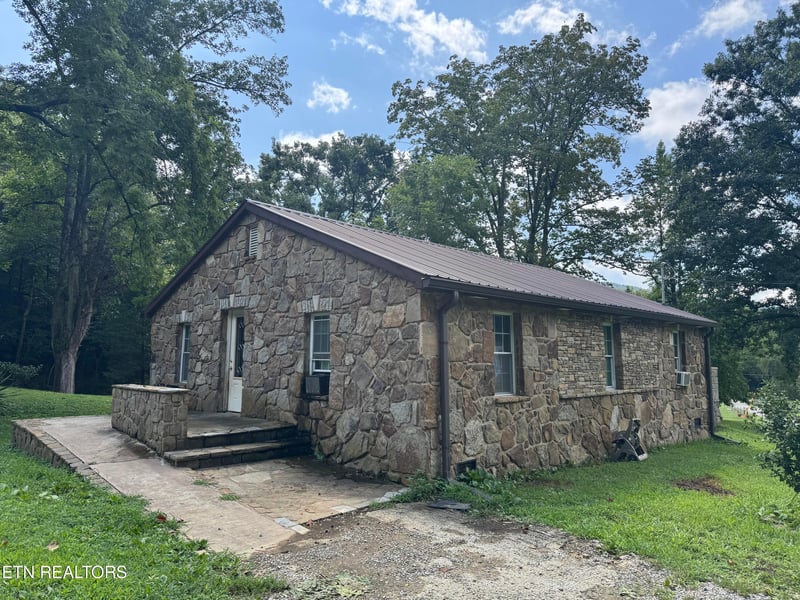 557 Half Moon Rd, Oliver Springs, TN 37840