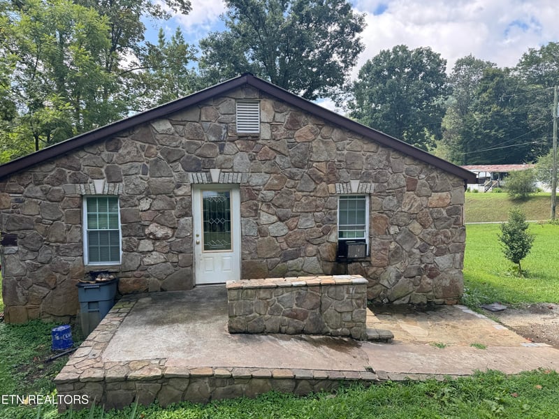 557 Half Moon Rd, Oliver Springs, TN 37840