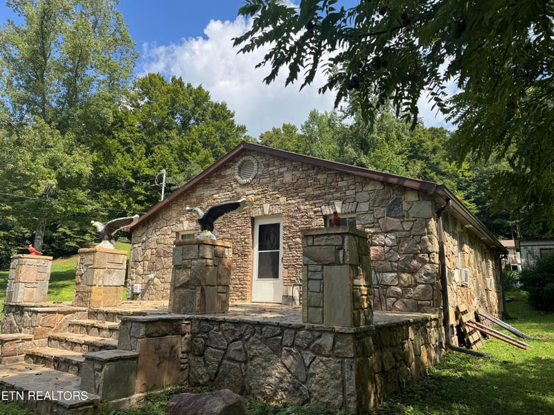 557 Half Moon Rd, Oliver Springs, TN 37840