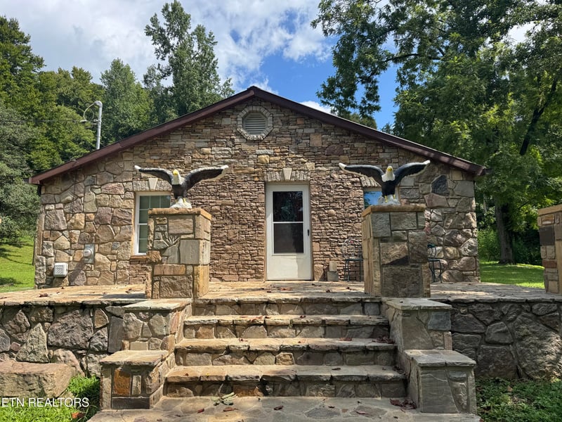 557 Half Moon Rd, Oliver Springs, TN 37840