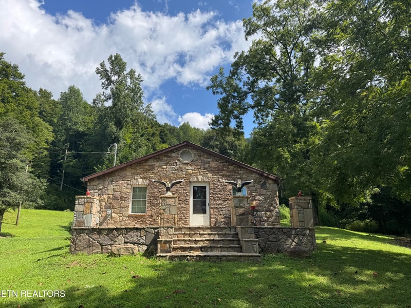 557 Half Moon Rd, Oliver Springs, TN 37840