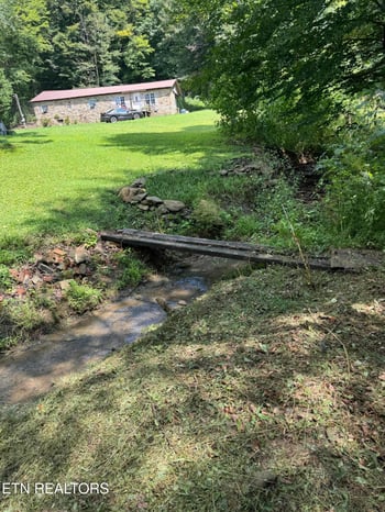 557 Half Moon Rd, Oliver Springs, TN 37840