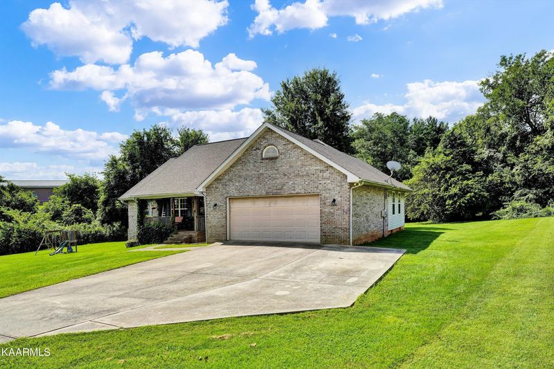 558 Golden Harvest Cir, Seymour, TN 37865
