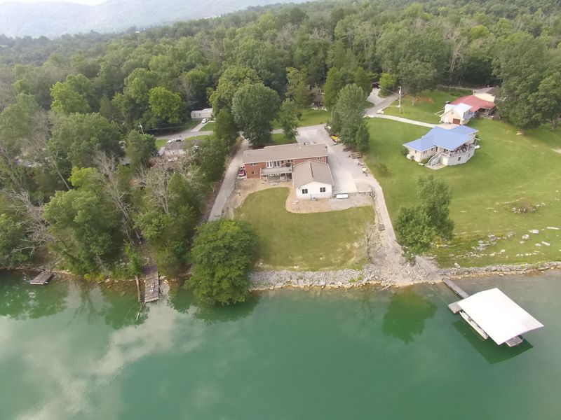 558 Shawnee Dr, Jacksboro, TN 37757