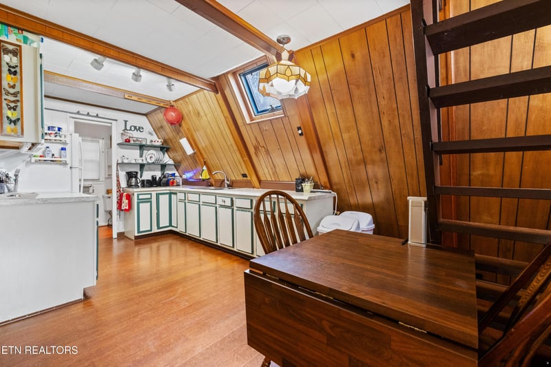 5602 Lakeshore Dr, Tallassee, TN 37878