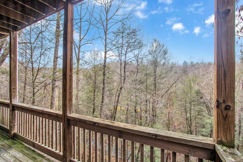 561 Galloway Ln, Gatlinburg, TN 37738