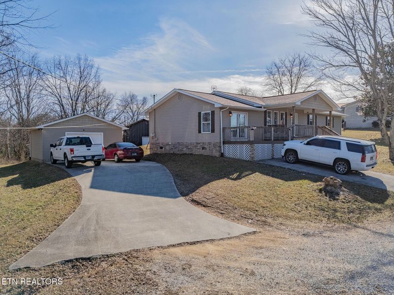 561 River Rd, Jacksboro, TN 37757