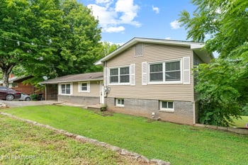 561 Robinson Dr, Loudon, TN 37774