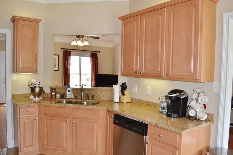 562 Dixie Meadows Dr, Lenoir City, TN 37772