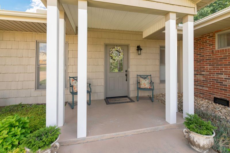 563 Dixie Lee Cir, Lenoir City, TN 37772