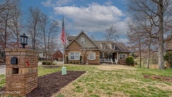 563 Yellowstone Ln, Lenoir City, TN 37771