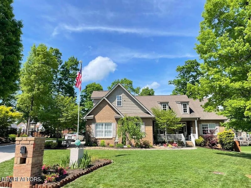 563 Yellowstone Ln, Lenoir City, TN 37771
