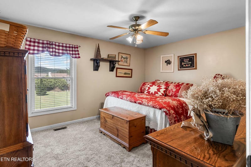 5635 Brandon Park Dr, Maryville, TN 37804