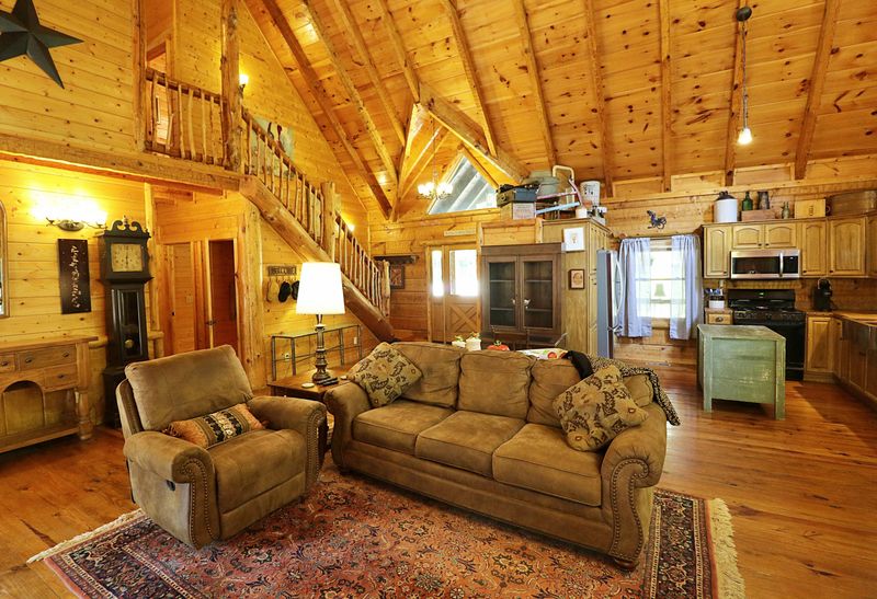 565 John J Smith Rd, Oneida, TN 37841