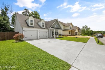 566 Hillside Ln, Lenoir City, TN 37771