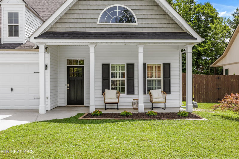 566 Hillside Ln, Lenoir City, TN 37771