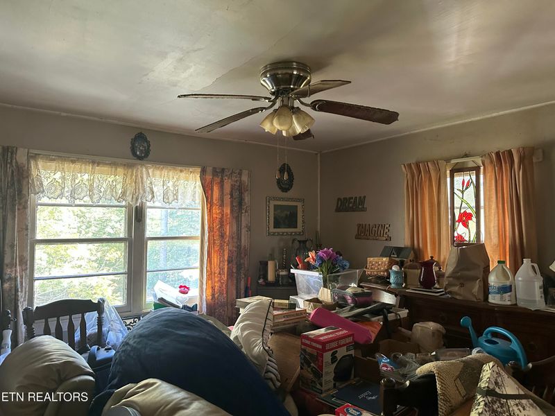 566 W Outer Dr, Oak Ridge, TN 37830