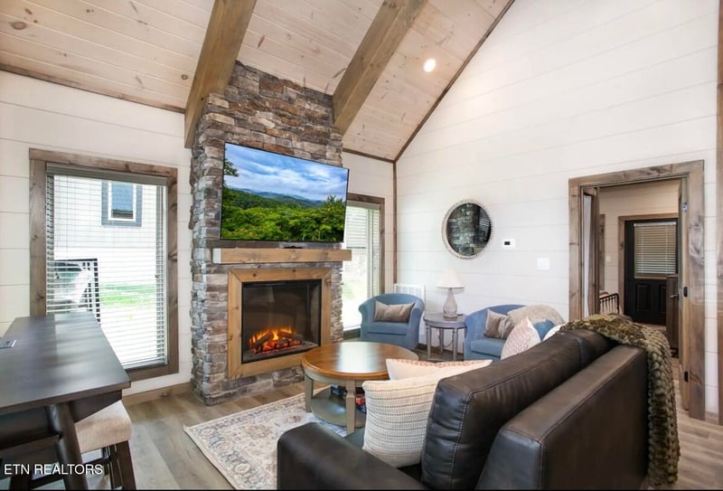 568 Warbonnet Way, Pigeon Forge, TN 37863
