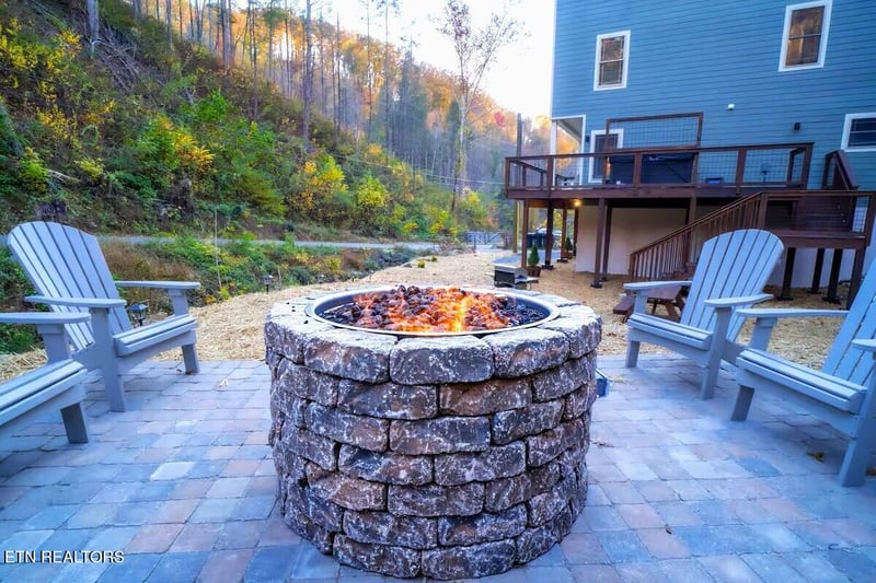 569 Baskins Creek Rd, Gatlinburg, TN 37738