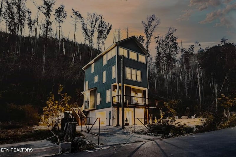 569 Baskins Creek Rd, Gatlinburg, TN 37738