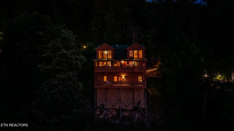 569 Forest Springs Dr, Gatlinburg, TN 37738