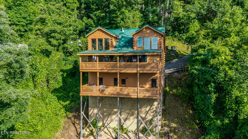 569 Forest Springs Dr, Gatlinburg, TN 37738