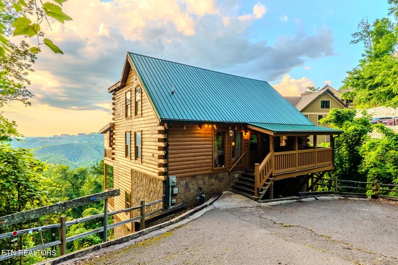 569 Forest Springs Dr, Gatlinburg, TN 37738