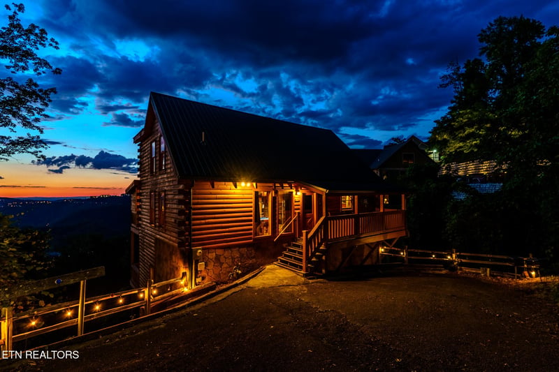 569 Forest Springs Dr, Gatlinburg, TN 37738