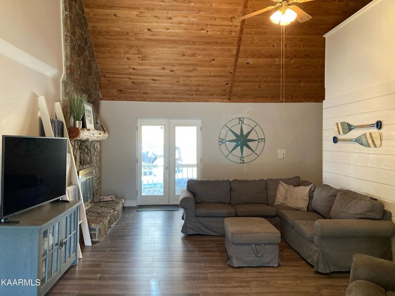 569 Hiawassee View Dr, Jacksboro, TN 37757