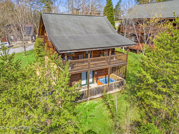 570 Country Oaks Dr, Pigeon Forge, TN 37863