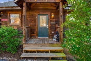 570 Country Oaks Dr, Pigeon Forge, TN 37863