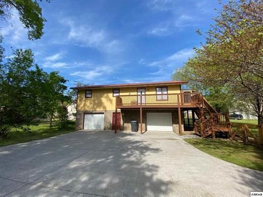 570 NW Circle Dr, Pigeon Forge, TN 37863