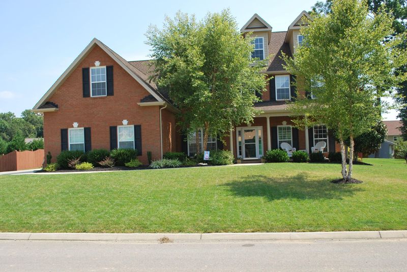 570 Silver Leaf Dr, Lenoir City, TN 37772