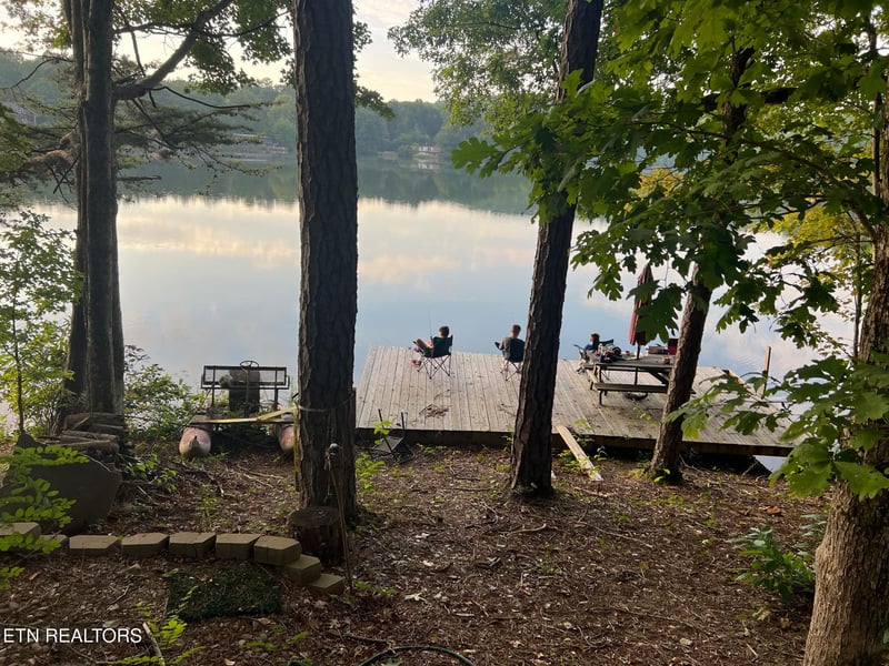 5710 Lakeshore Dr, Tallassee, TN 37878