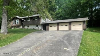 572 S Lake Dr, Oneida, TN 37841