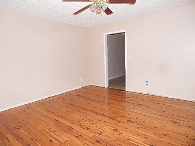 573 Pine Ridge Rd, Harriman, TN 37748