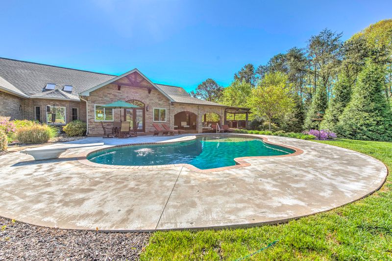 5733 Maloneyville Rd, Corryton, TN 37721