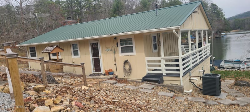 5739 Lakeshore Dr, Tallassee, TN 37878