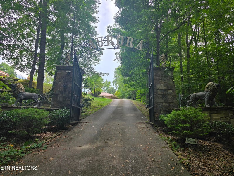 574 Bacon Springs Ln, Clinton, TN 37716