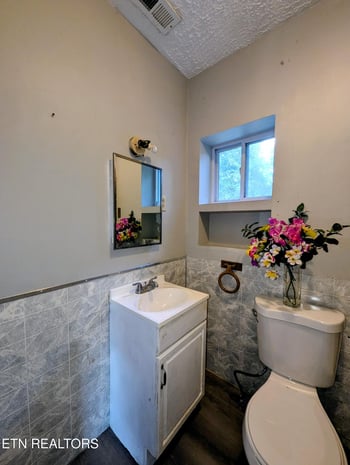 576 Highway 70, Lenoir City, TN 37771