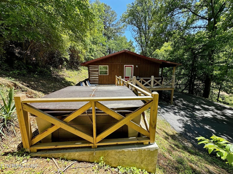 576 Mill Creek Rd, Pigeon Forge, TN 37863