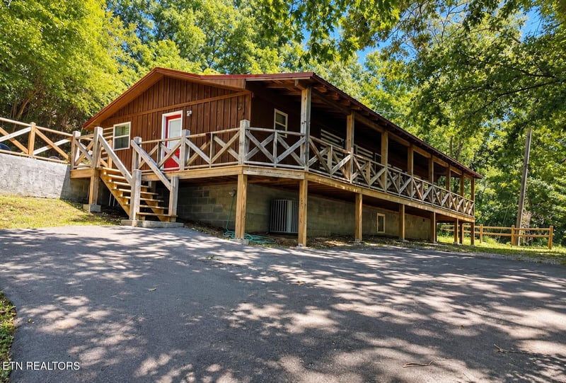 576 Mill Creek Rd, Pigeon Forge, TN 37863